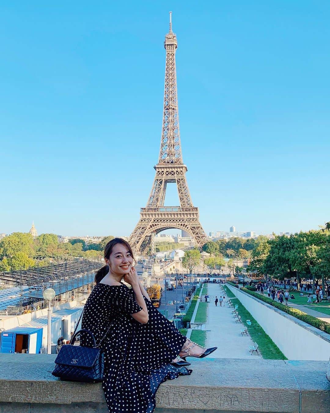 小祝麻里亜のインスタグラム：「Paris,France🇫🇷 ． ． ニースからパリへ✈️ ホテルはオペラ・ガルニエ宮のすぐ近くだったので、着いて早々 近隣エリアでランチへ行きました！ ． 行く前から【La Maison de la Truffe】でトリュフ料理を食べようと思っていたら 頼りになる友人が、行っていたので 迷わずGO🚶‍♀️ ． 食べるだけでなく、ここで扱ってるトリュフ塩やマヨネーズ、オイルを買う目的もあり… パスタとリゾットをいただきましたが、香り高く美味しかったです💕💕 ． ． 夕飯はエッフェル塔のあるエリアから遠くなかったので、さっそく パリならではのど定番 エッフェル塔に行ってきましたよ❤️ ． まだまだ旅の投稿やストーリーが続きますが、ご了承ください🤣🤣 #備忘録 も兼ねてるので 笑 ． ． ＿＿＿＿＿＿＿＿＿ #パリ#フランス #パリ旅行 #パリジェンヌ #エッフェル塔 #トリュフ #ラメゾンドラトリュフ #グルメ #フランス旅行 #ヨーロッパ旅行 #France #Paris #travel #vacation #effeltower #gourmet #ig_paris #여행일기 #여행스타그램 #여행스냅 ##파리 #파리스냅 #프랑스  #巴黎」