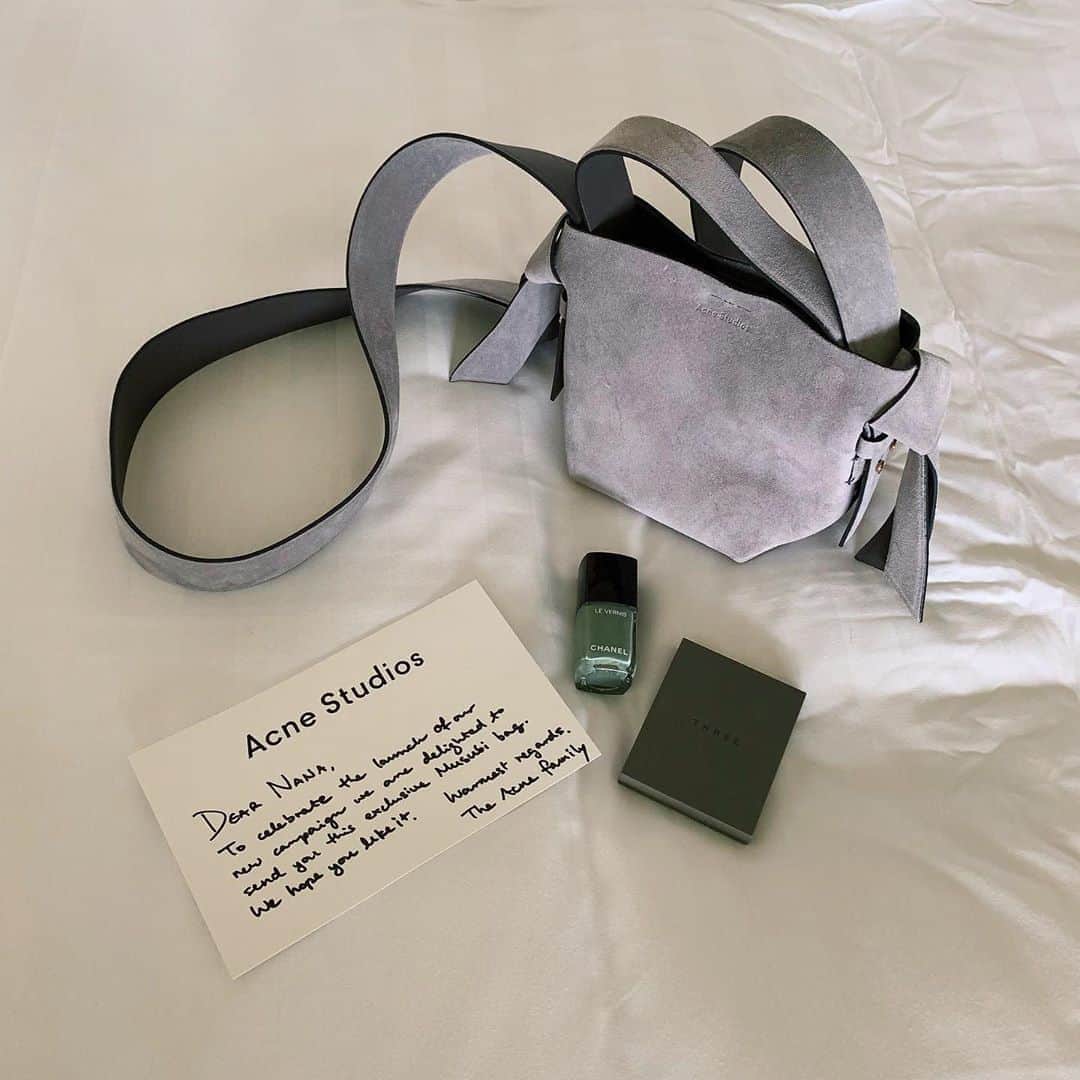 のインスタグラム：「. Thanks @acnestudios ! MUSUBI miniは可愛い見た目で必要最低限のものがしっかり入る優秀な子🍋 沖縄旅行で大活躍中♡ #acnestudios #アクネストゥディオズ」