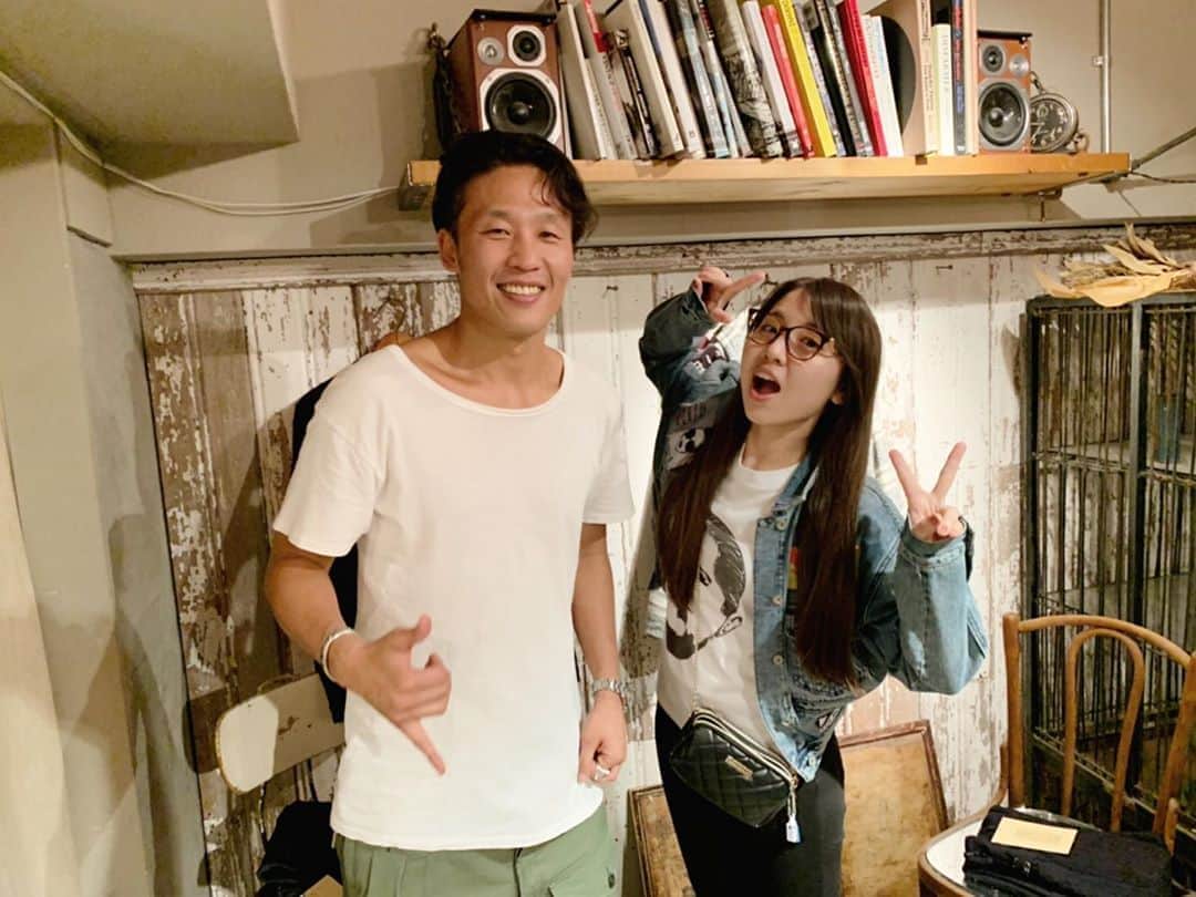 阿部真央のインスタグラム：「アメカジブランド「JELADO」さんの展示会にお邪魔してました！女性の私も着たくなる素敵なお洋服がいっぱい👕 洋服のデザインから手がけられている後藤社長と☺️✨後藤さんの人柄に笑顔が止まりませんでした。笑  #jelado  #ジェラード」