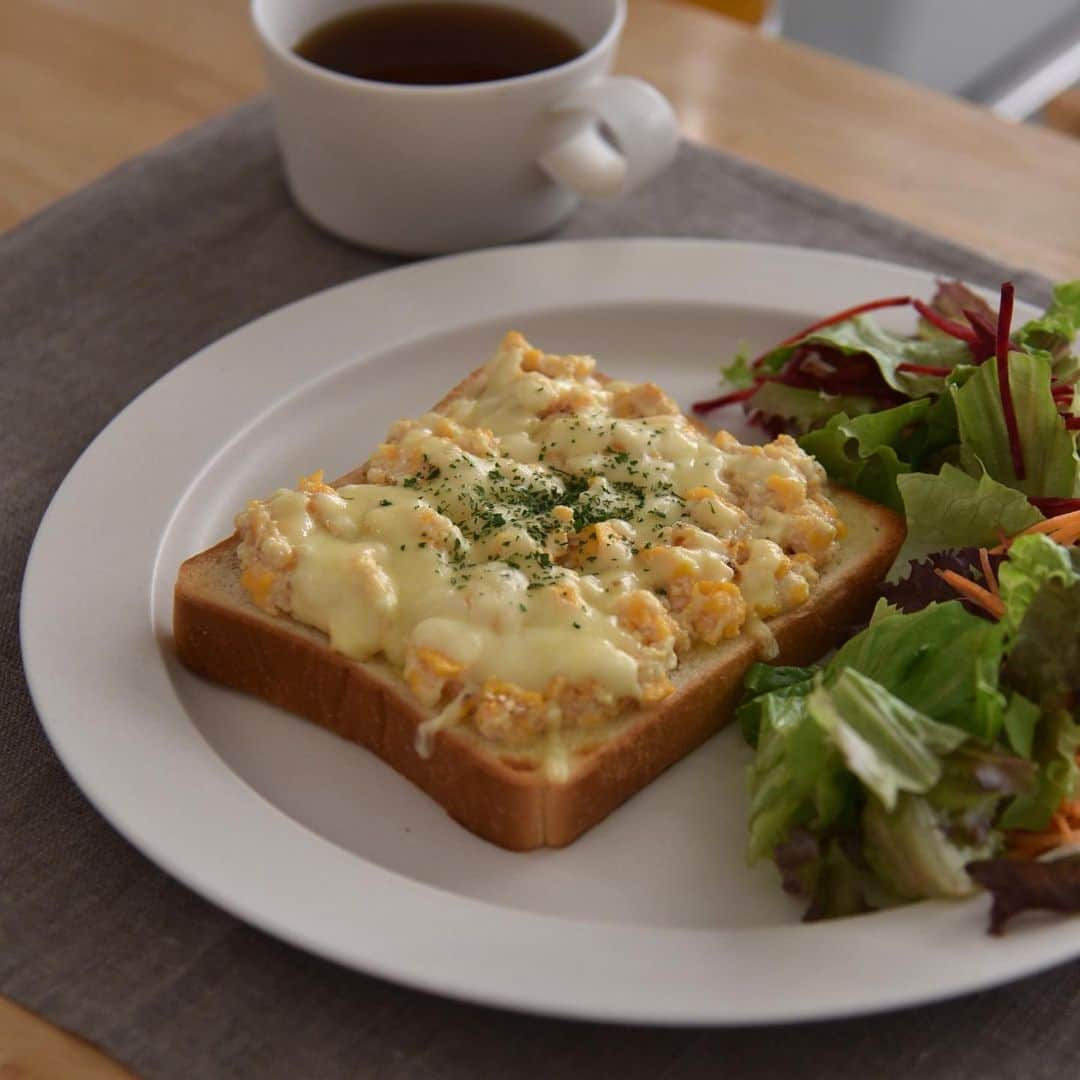 のインスタグラム：「豆腐とたまごのチーズトースト🧀 ・ 冷蔵庫にあるもので作ったヘルシーだけど食べ応えがある1枚😋 ・ 簡単だけど想像以上に家族ウケが良くて驚きました✨ ・ レシピはブログでご紹介しています。 @mi1341 ←プロフィールのURLからブログへ飛べます✨ ・ 是非ご覧頂けたら嬉しいです👏 ・ #めがねとかもめと北欧暮らし#朝のせごはん#朝ごはん#朝食#ヘルシーメニュー#ヘルシーレシピ#豆腐レシピ#イイホシユミコ#アンジュール#cooking#cookingram ・」