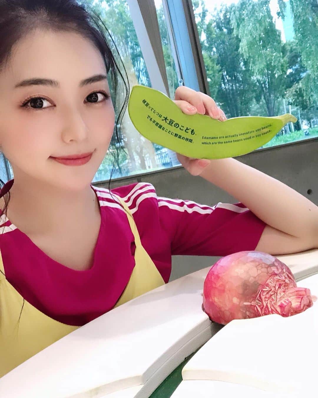 のインスタグラム：「ミッドタウン向かいのギャラリーで行われている「野菜とデザイン」展に行ってきました🥕  入ってすぐの巨体なパプリカのオブジェがインパクト大！！ リアルな作りになっててチビ助がなならぶと80年代の子供達が小さくなっちゃう映画！なんだっけ？あれに見えるw  中ではおしゃれな野菜のインスタレーション映像が流れていたりしてとても分かりやすく野菜の魅力や可能性について学べるようになっています  近くには素敵な公園もあるのでお散歩ついでに寄ってみてください  23日にまで21_21 DESIGN SIGHTギャラリー3 にて入場無料🌽🌽🌽🌽🌽🌽 #21_21designsight #野菜とデザイン展  #野菜とデザイン #ZENB #ゼンブ #新感覚野菜 #野菜大好き #野菜不足 #pr  @zenb_japan」
