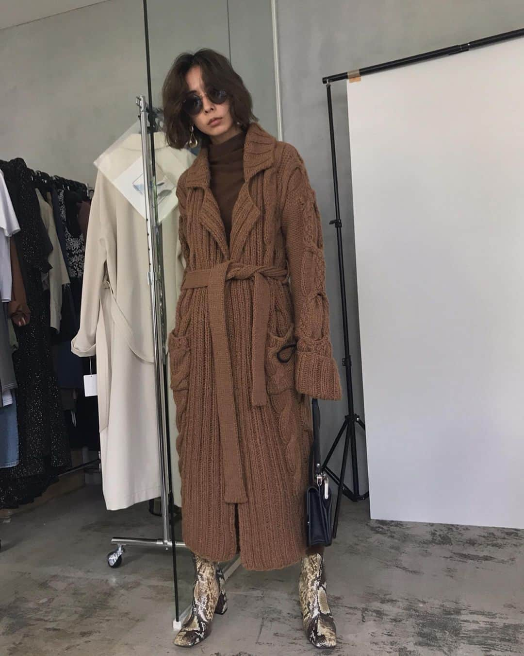 黒石奈央子さんのインスタグラム写真 - (黒石奈央子Instagram)「あめりふく。 . BIG CABLE KNIT COAT ¥26800+tax 9/24 OVER DRAWSTRING DRESS ¥14800+tax 9/24 BOOTS  発売中 ピアス  発売中 . ケーブルニットコートはあえてカーデではなくコートの形にしてみました❤️他にない形でとっても可愛いよ！ . .  @ameri_shinjuku @amerivintage @ameri_daikanyama @ameri.shinsaibashi #ameri#amerivintage #fashion #vintagefashion #coordinate#ootd#outfit#osanposnap #705_outfit #大人ファッション #大人コーディネート #大人スタイル #modestyle #modefashion#modecasual」9月21日 16時52分 - blackstone705