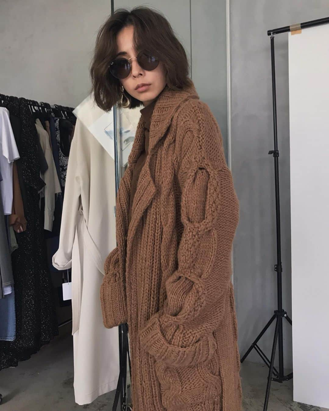 黒石奈央子さんのインスタグラム写真 - (黒石奈央子Instagram)「あめりふく。 . BIG CABLE KNIT COAT ¥26800+tax 9/24 OVER DRAWSTRING DRESS ¥14800+tax 9/24 BOOTS  発売中 ピアス  発売中 . ケーブルニットコートはあえてカーデではなくコートの形にしてみました❤️他にない形でとっても可愛いよ！ . .  @ameri_shinjuku @amerivintage @ameri_daikanyama @ameri.shinsaibashi #ameri#amerivintage #fashion #vintagefashion #coordinate#ootd#outfit#osanposnap #705_outfit #大人ファッション #大人コーディネート #大人スタイル #modestyle #modefashion#modecasual」9月21日 16時52分 - blackstone705