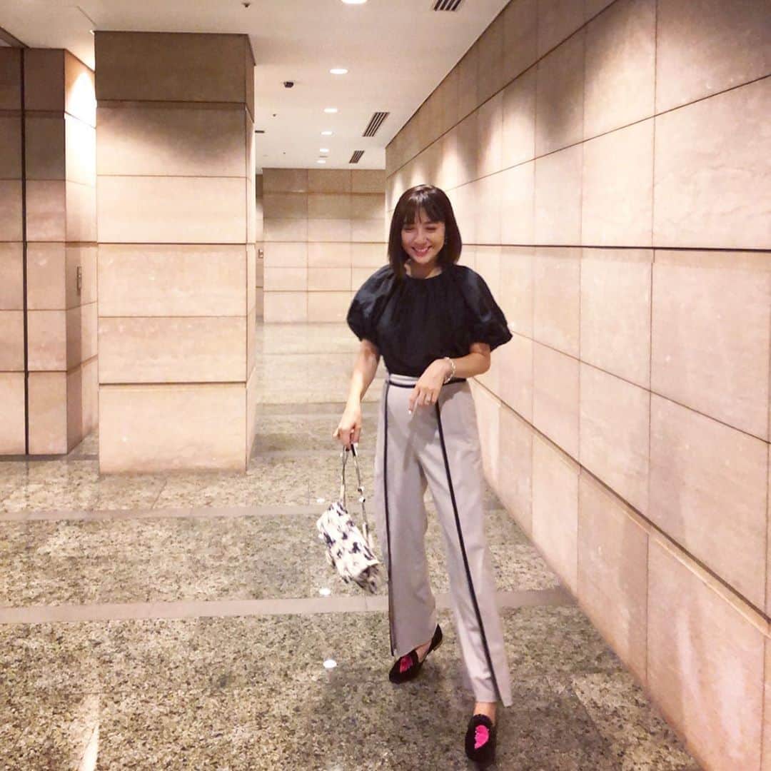 のインスタグラム：「三連休の始まり🥳 最近の睡眠不足が溜まって 息子のお昼寝時間に３人で爆睡zzZ 久しぶりにお昼寝出来て嬉しい🥺💓 今日はlunchしてブラブラ✨ tops/ @leurlogetteofficial  bottoms/ @akiki_2015  bag/ @chanelblanc  #ootd #ママコーデ #tokyolife #lovelife #akiki」
