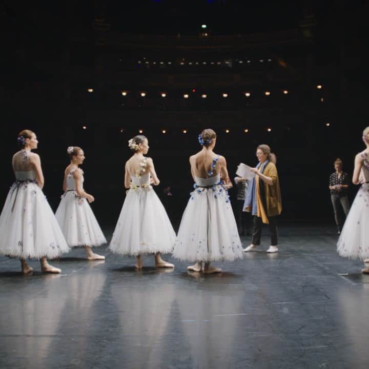 のインスタグラム：「The costumes for last night’s ‘Variations’ ballet performed at the @OperadeParis opening gala were designed by the House, under the direction of Virginie Viard, with Lemarié’s contribution. A member of CHANEL’s Métiers d’art, the floral work represents meticulous savoir-faire skills. #CHANELandDance #CHANEL @maison_lemarie #Lemarie @BalletOperadeParis #GO1920」
