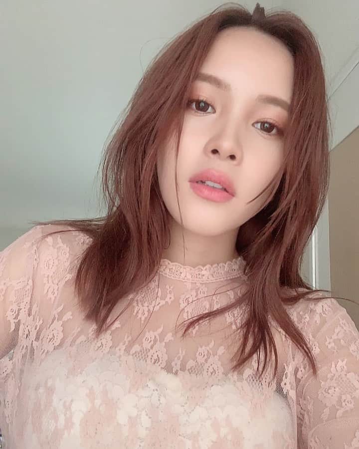 のインスタグラム：「𝐀𝐮𝐭𝐮𝐦𝐧 𝐍𝐞𝐰 𝐇𝐚𝐢𝐫 🦋﻿ ﻿ 🍊➕🍒＝🍑？﻿ ﻿」