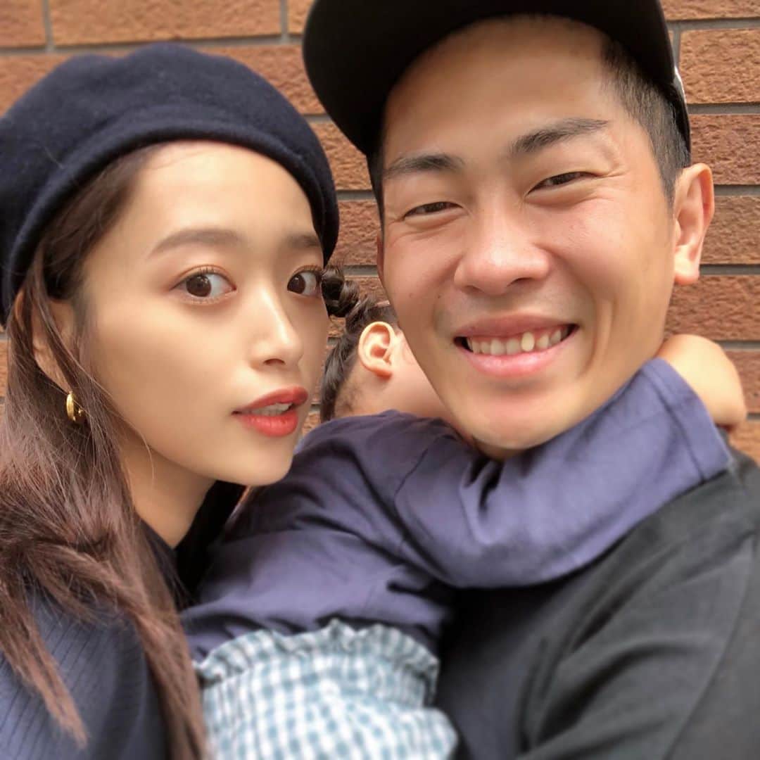 近藤千尋のインスタグラム：「今日は、産院とは別の4dエコー🏥を 見てもらえるところへ 行ってきました💞👶 お腹にいる時の十愛とほぼ同じ 顔のエコー写真で 笑ってしまいました。笑😹  パパの胸でスヤスヤ爆睡👧 #ひーぼぉくんの眉毛 #一本だけ長くて気になる」