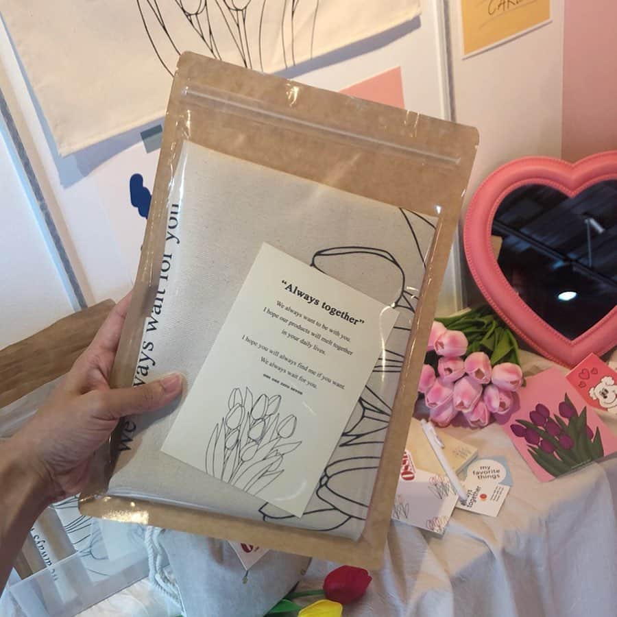 ハルハルさんのインスタグラム写真 - (ハルハルInstagram)「【韓国Girlに大人気】注目雑貨が大集合🌷3日間限定POP UPで買えちゃう！﻿ ﻿ あんにょん🍑ハルハルのゆうきです。﻿ 今日は @shop1107_japan の﻿ POP UPに遊びに行ってきましたღ﻿ ﻿ 韓国で大人気の雑貨アイテムが﻿ 大集合してました〜！！﻿ (本当に全部、可愛かった)﻿ ﻿ ﻿ 中でもハルハルが注目したのは﻿ ひとつひとつ"ハンドメイド"で作られている﻿ @ossl__ とのコラボポーチ〻﻿ ﻿ 温かみのある素材とデザインが◎﻿ ポーチとして持つのはもちろん、バックに使っても可愛い。ハルハル編集部のおすすめitemです！﻿ ▶︎Ossl ハンドメイドチューリップポーチ﻿ ﻿ Osslはハルハルがずーっと気になっている韓国雑貨ブランド。他にも可愛いitemがたくさんあるので、ぜひcheckしてみてね🌿﻿ ﻿ ﻿ ■1107 POP-UP 開催期間﻿ 《3DAYS》9/21(Sat)~9/23(Mon)﻿ ﻿ ■開催場所﻿ 　東京都渋谷区神宮前5-25-2 3F﻿ ﻿ ■詳細情報﻿ 1107公式InstagramアカウントをCheck!♡﻿ @shop1107_japan﻿ ﻿ ﻿ 🌷1107のPOP UPは嬉しいノベルティ付き🌷﻿ ¥1,000ごとのお買い上げで﻿ チューリップが1本貰えちゃう🥺♡﻿ ﻿ ﻿ 整理券の配布は10:00〜﻿ ぜひこの3連休に遊びに行ってみてね＊﻿ ﻿ ﻿ ﻿ #ハルスタ や#ハルハルをタグ付けしていただくと、﻿ ハルハルの記事やInstagramに投稿させていただく場合がございます💕﻿ ﻿ #하루스타 #하루하루 를 태그 하시면﻿ 하루하루의 기사와 인스타그램에서 사용할 가능성이 있습니다💕﻿ ﻿ ﻿ ﻿ #ハルハル#ハルスタ#하루스타#하루하루#韓国雑貨#韓国雑貨屋#韓国文房具#文房具#雑貨#イルイルゴンチル#일일공칠」9月21日 17時03分 - haruharu_furyu