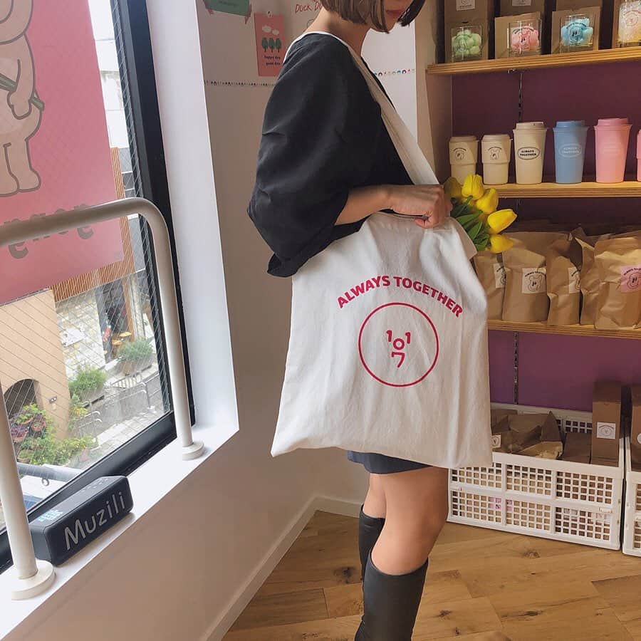 ハルハルさんのインスタグラム写真 - (ハルハルInstagram)「【韓国Girlに大人気】注目雑貨が大集合🌷3日間限定POP UPで買えちゃう！﻿ ﻿ あんにょん🍑ハルハルのゆうきです。﻿ 今日は @shop1107_japan の﻿ POP UPに遊びに行ってきましたღ﻿ ﻿ 韓国で大人気の雑貨アイテムが﻿ 大集合してました〜！！﻿ (本当に全部、可愛かった)﻿ ﻿ ﻿ 中でもハルハルが注目したのは﻿ ひとつひとつ"ハンドメイド"で作られている﻿ @ossl__ とのコラボポーチ〻﻿ ﻿ 温かみのある素材とデザインが◎﻿ ポーチとして持つのはもちろん、バックに使っても可愛い。ハルハル編集部のおすすめitemです！﻿ ▶︎Ossl ハンドメイドチューリップポーチ﻿ ﻿ Osslはハルハルがずーっと気になっている韓国雑貨ブランド。他にも可愛いitemがたくさんあるので、ぜひcheckしてみてね🌿﻿ ﻿ ﻿ ■1107 POP-UP 開催期間﻿ 《3DAYS》9/21(Sat)~9/23(Mon)﻿ ﻿ ■開催場所﻿ 　東京都渋谷区神宮前5-25-2 3F﻿ ﻿ ■詳細情報﻿ 1107公式InstagramアカウントをCheck!♡﻿ @shop1107_japan﻿ ﻿ ﻿ 🌷1107のPOP UPは嬉しいノベルティ付き🌷﻿ ¥1,000ごとのお買い上げで﻿ チューリップが1本貰えちゃう🥺♡﻿ ﻿ ﻿ 整理券の配布は10:00〜﻿ ぜひこの3連休に遊びに行ってみてね＊﻿ ﻿ ﻿ ﻿ #ハルスタ や#ハルハルをタグ付けしていただくと、﻿ ハルハルの記事やInstagramに投稿させていただく場合がございます💕﻿ ﻿ #하루스타 #하루하루 를 태그 하시면﻿ 하루하루의 기사와 인스타그램에서 사용할 가능성이 있습니다💕﻿ ﻿ ﻿ ﻿ #ハルハル#ハルスタ#하루스타#하루하루#韓国雑貨#韓国雑貨屋#韓国文房具#文房具#雑貨#イルイルゴンチル#일일공칠」9月21日 17時03分 - haruharu_furyu
