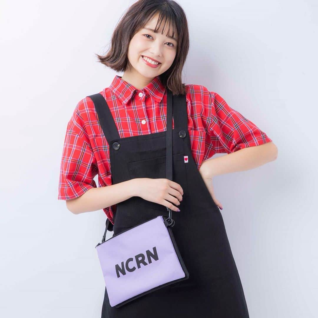 Popteenさんのインスタグラム写真 - (PopteenInstagram)「11月号の付録『NiCORON5wayショルダーバッグ』は、気分や服に合わせてビッグロゴのパープル&スモールロゴのブラックを使い分けできちゃうから便利〜🙈💫 ・ POPモデルのあやみんは私服に合わせてパープル、きょうきょうは制服スタイルにブラックをチョイス🥺💖💖 10月1日発売まであと少し！お楽しみに👀✨ ・  #popteen#11月号#付録#公開#ショルダーバッグ#5way#39周年記念号#特別付録#バッグ#ポーチ#学校#jk#jc#あやみん#きょうきょう#popモデル#ニコロン#ポップティーン#ハイスペック付録#公開#連続投稿#NiCORONコラボ付録」9月21日 17時03分 - popteen_official