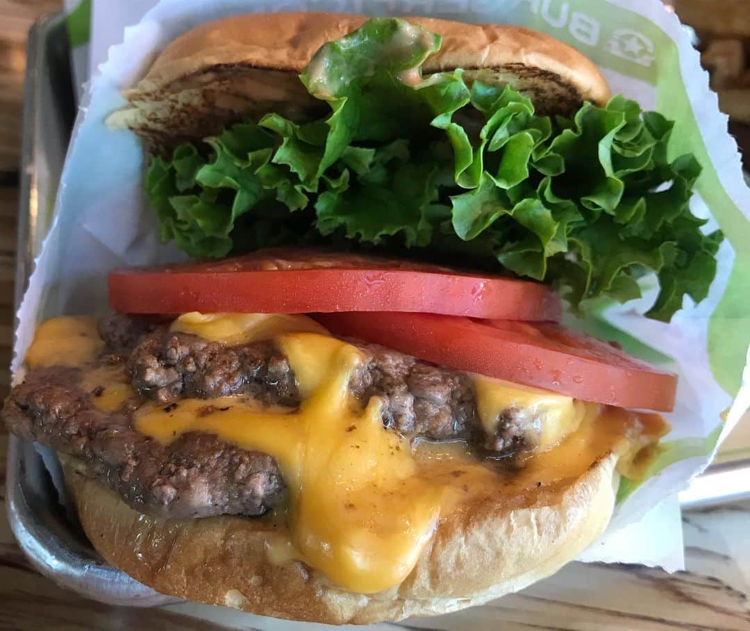 小林尊さんのインスタグラム写真 - (小林尊Instagram)「@burgerfi cheese burger chow down for charity 2019  #nationalcheeseburgerday  Me vs. three super athletes. more than 20 burgers 🍔 in 5 mins!! 100$ for ever cheese burger was donated to @feedingsouthflorida by BurgerFi バーガーファイのチーズバーガーマッチ in マイアミ 20個以上を5分で！ちなみにマクドナルドなら40個以上に相当するよ。 三人アスリートチームも9個。 みんなで食べた全てのバーガー一つにつき100ドルの寄付になったよ。」9月21日 17時09分 - kobayashitakeru