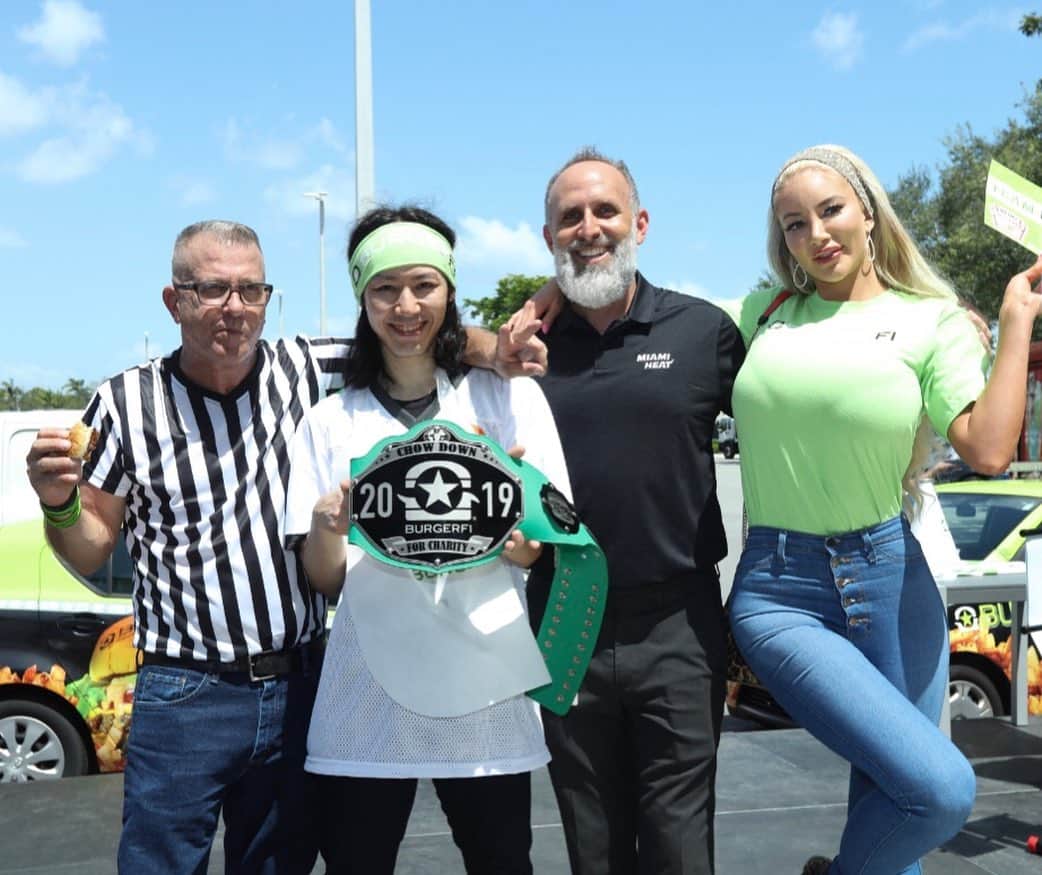 小林尊さんのインスタグラム写真 - (小林尊Instagram)「@burgerfi cheese burger chow down for charity 2019  #nationalcheeseburgerday  Me vs. three super athletes. more than 20 burgers 🍔 in 5 mins!! 100$ for ever cheese burger was donated to @feedingsouthflorida by BurgerFi バーガーファイのチーズバーガーマッチ in マイアミ 20個以上を5分で！ちなみにマクドナルドなら40個以上に相当するよ。 三人アスリートチームも9個。 みんなで食べた全てのバーガー一つにつき100ドルの寄付になったよ。」9月21日 17時09分 - kobayashitakeru