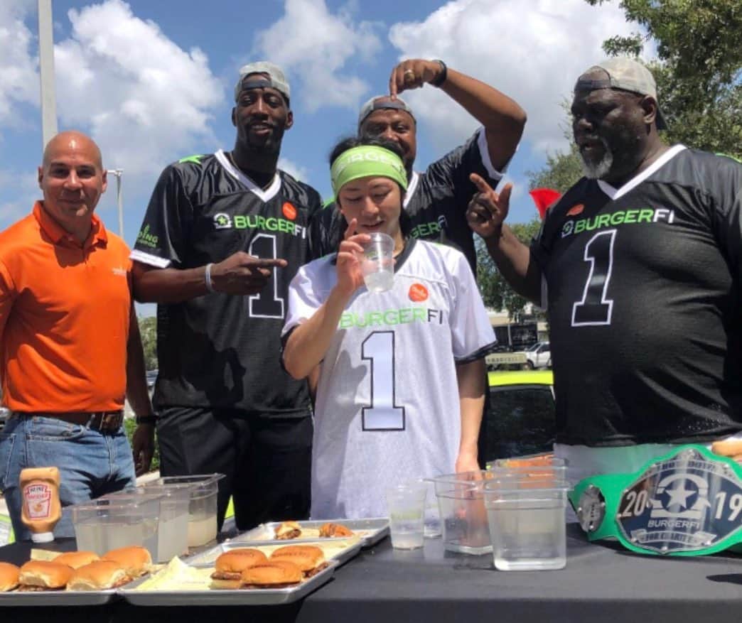 小林尊さんのインスタグラム写真 - (小林尊Instagram)「@burgerfi cheese burger chow down for charity 2019  #nationalcheeseburgerday  Me vs. three super athletes. more than 20 burgers 🍔 in 5 mins!! 100$ for ever cheese burger was donated to @feedingsouthflorida by BurgerFi バーガーファイのチーズバーガーマッチ in マイアミ 20個以上を5分で！ちなみにマクドナルドなら40個以上に相当するよ。 三人アスリートチームも9個。 みんなで食べた全てのバーガー一つにつき100ドルの寄付になったよ。」9月21日 17時09分 - kobayashitakeru