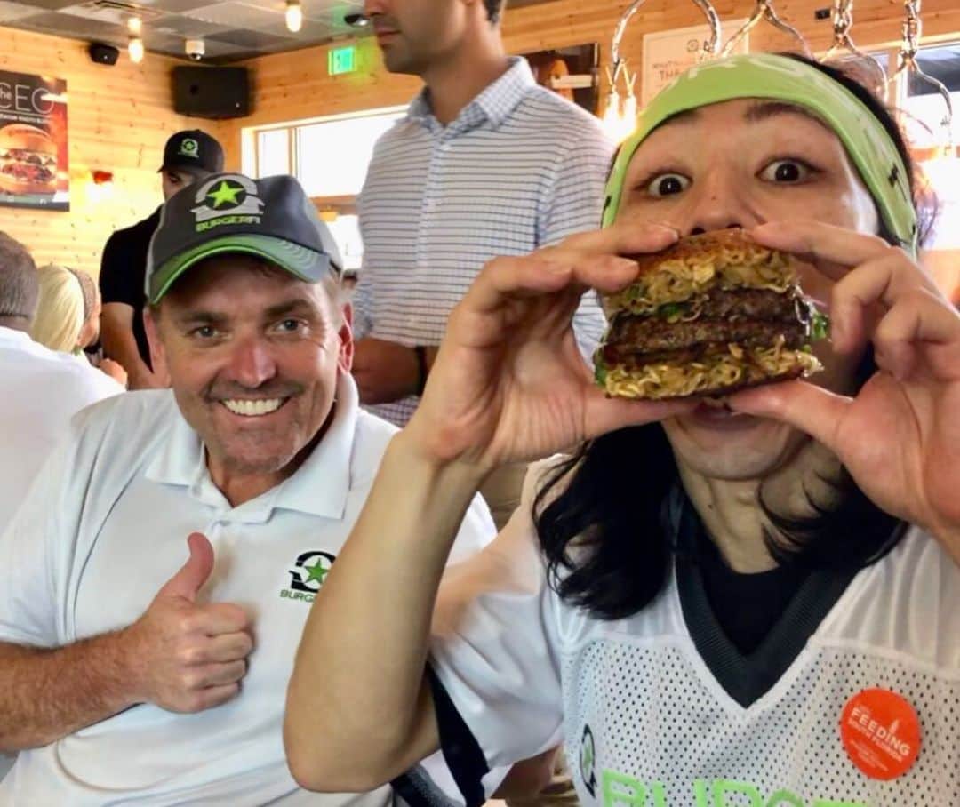 小林尊さんのインスタグラム写真 - (小林尊Instagram)「@burgerfi cheese burger chow down for charity 2019  #nationalcheeseburgerday  Me vs. three super athletes. more than 20 burgers 🍔 in 5 mins!! 100$ for ever cheese burger was donated to @feedingsouthflorida by BurgerFi バーガーファイのチーズバーガーマッチ in マイアミ 20個以上を5分で！ちなみにマクドナルドなら40個以上に相当するよ。 三人アスリートチームも9個。 みんなで食べた全てのバーガー一つにつき100ドルの寄付になったよ。」9月21日 17時09分 - kobayashitakeru