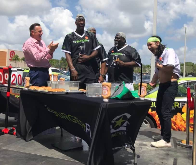 小林尊さんのインスタグラム写真 - (小林尊Instagram)「@burgerfi cheese burger chow down for charity 2019  #nationalcheeseburgerday  Me vs. three super athletes. more than 20 burgers 🍔 in 5 mins!! 100$ for ever cheese burger was donated to @feedingsouthflorida by BurgerFi バーガーファイのチーズバーガーマッチ in マイアミ 20個以上を5分で！ちなみにマクドナルドなら40個以上に相当するよ。 三人アスリートチームも9個。 みんなで食べた全てのバーガー一つにつき100ドルの寄付になったよ。」9月21日 17時09分 - kobayashitakeru