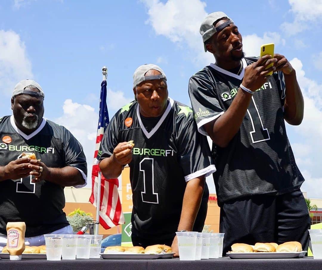 小林尊さんのインスタグラム写真 - (小林尊Instagram)「@burgerfi cheese burger chow down for charity 2019  #nationalcheeseburgerday  Me vs. three super athletes. more than 20 burgers 🍔 in 5 mins!! 100$ for ever cheese burger was donated to @feedingsouthflorida by BurgerFi バーガーファイのチーズバーガーマッチ in マイアミ 20個以上を5分で！ちなみにマクドナルドなら40個以上に相当するよ。 三人アスリートチームも9個。 みんなで食べた全てのバーガー一つにつき100ドルの寄付になったよ。」9月21日 17時09分 - kobayashitakeru
