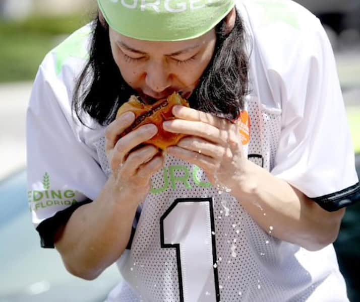 小林尊のインスタグラム：「@burgerfi cheese burger chow down for charity 2019  #nationalcheeseburgerday  Me vs. three super athletes. more than 20 burgers 🍔 in 5 mins!! 100$ for ever cheese burger was donated to @feedingsouthflorida by BurgerFi バーガーファイのチーズバーガーマッチ in マイアミ 20個以上を5分で！ちなみにマクドナルドなら40個以上に相当するよ。 三人アスリートチームも9個。 みんなで食べた全てのバーガー一つにつき100ドルの寄付になったよ。」