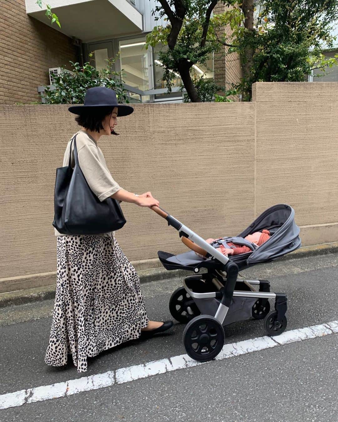 濱中鮎子のインスタグラム：「お嬢と。  ベビーカーに乗ると、眠気が来るらしい。  #ふーみん行ったらスロープ出してくださいました涙  #お嬢とお散歩」