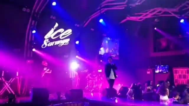 アイス・サランユーのインスタグラム：「เหตุเกิดเมื่อคืน @ Czech club เมื่อลูกค้าต่างชาติ  อยากฟังคนใจง่าย ใน Versionใหม่ จัดไป!! ร้องแบบ Dance มาหลายที จัดแบบ Cabaret Version สักหน่อย 🤗🤗🤗😂😂😂😂 ได้ใช้ ภาษา ไทย อังกฤษ จีน เกาหลี ญี่ปุ่น ครบ ไปเลยจ้า 😍🙏」