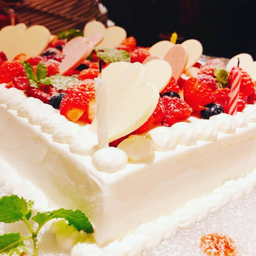 のインスタグラム：「Parisで一緒だった ユリ、改めて お誕生日おめでとう🎉🎂🎉 #素敵な1年になりますように😊  #lunchparty #happybirthday🎉 @yuricat95」