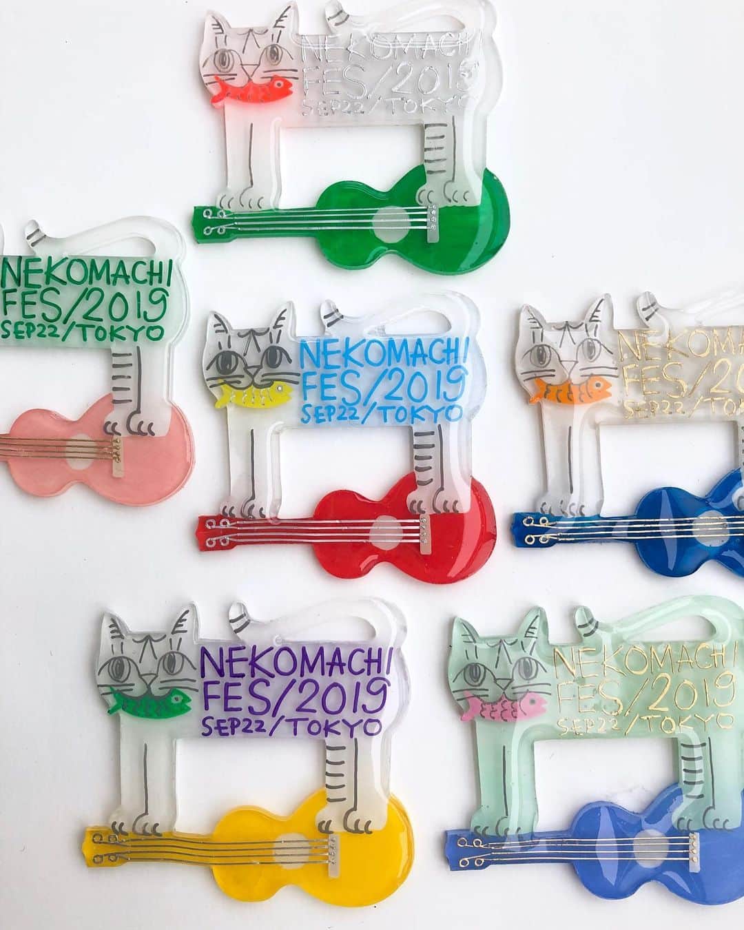 山田稔明さんのインスタグラム写真 - (山田稔明Instagram)「猫町フェス東京バージョンポチバッチ、いろんな色があります。明日会場物販の列で手にとってご覧ください。 #ポチバッチ #猫町フェス #猫町フェス2019」9月21日 17時17分 - toshiakiyamada
