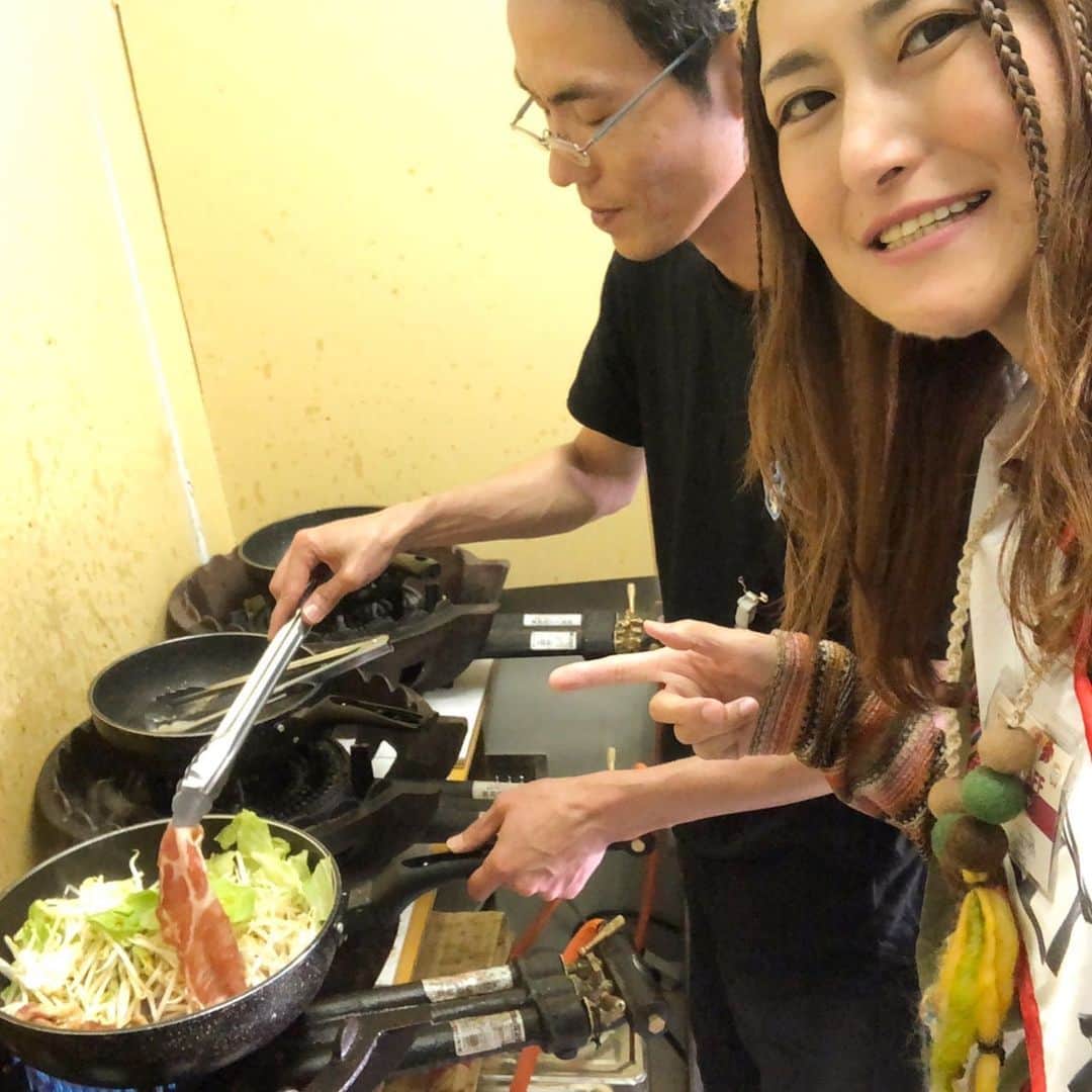のインスタグラム：「リピーターのお客様もいらっしゃるサッポロトンテキでございます！ 従業員一同心を込めて、愛情たっぷり作ってますよー  今ならお肉増量中！(￣▽￣)ﾆﾔﾘｯ  #さっぽろオータムフェスト2019 #サッポロトンテキ #大通り四丁目会場」
