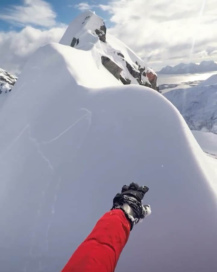のインスタグラム：「yes you did see that correctly, @sebmontazstudio is wearing shorts 🥶❄️🏔️ . #redbull #trailrunning #norway #lofoten #trailrunner #mountainrunning #givesyouwings」