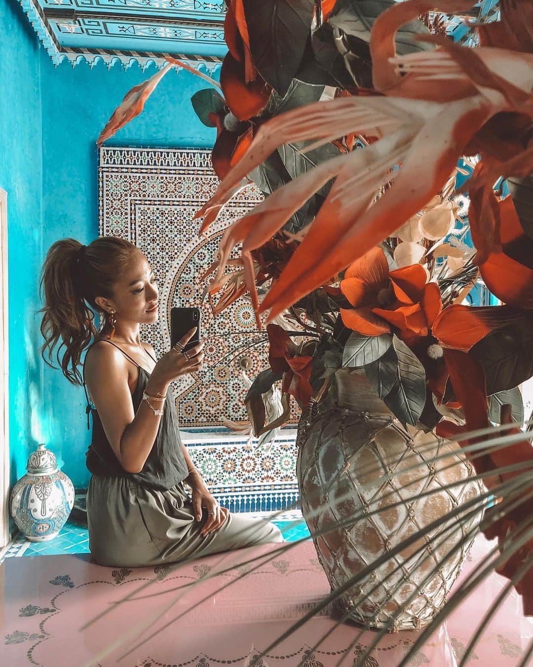 のインスタグラム：「📍 Ouarzazate ────────────────────── 砂漠の後は、映画のロケ地にたくさんなっているワルザザートへ。 スターウォーズの舞台なだけあって、ここは全部セットなのかと思うほど、異次元な街。 ・ ホテルは宮殿を貸し切り！ 毎日ホテル変えてるけど、どこも全然違って刺激的！ ・ #Ouarzazate #ouarzazatecity #ワルザザート」