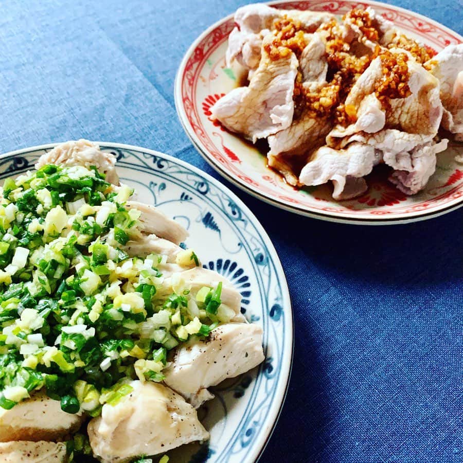 田中千絵さんのインスタグラム写真 - (田中千絵Instagram)「胃腸を壊してから、 最近は基本、 ゆでたおかずをメインにした 食事をしています。 そのせいもあって、また、 料理のレパートリーが増えました！ . . 🐓一枚目手前のものは、 蒸し鶏の台湾料理‘蔥油嫩雞’(ソンユーチー)。 . . 🐖二枚目手間は、 ‘蒜泥白肉’(ゆで豚肉のにんにくソースがけ)。 こちらは四川料理の定番だそうです。  どちらのソースもごはんが進むおいしさ、 ビールのお供にももってこいだと思います。  簡単なレシピを紹介します。 本当に簡単です 笑 ご興味ある方は見てみてくださいね！ . . .. 【蔥油嫩雞】 ①好きな鶏肉の部位を、長ねぎ(1/2本)・生姜の皮(1つ)・酒(大2)・塩(小)・胡椒(少々)と一緒に蒸す。 ※この時使った長ねぎと生姜の皮は鶏肉の生臭さを取り除くためのものなので、食べないでください。 (もし電鍋があれば、コップ一杯の水量で蒸します)  ②鶏肉を蒸してる間にタレ作り。 長ねぎ(1〜1.5本)・生姜(①で皮をむいたもの1つ)をみじん切りにし、そこにごま油(大2)・塩(小1)を入れて混ぜ合わせる。  ③蒸しあがった鶏肉の上に②のソースをかけたら出来上がり。 . . .. 【蒜泥白肉】 ①にんにくのみじん切り(大1)・酢(大1)・醤油(大2)・ごま油(大1)を入れて混ぜ合わせる。  ②豚ロースをゆでる。  ③ゆであがった豚肉に①のソースをかけたら出来上がり。 . . 自從腸胃生病之後， 最近常吃的基本上都是水煮的菜， 於是又增加了自己的食譜！ . . 🐓第一張照片前方：蔥油嫩雞。 . . 🐖第二張前方：來自四川菜的蒜泥白肉。  兩道菜都是超級下飯，也是可以當啤酒的好朋友。  寫下簡單的食譜， 真的超級無敵簡單，哈哈！ 有興趣的朋友，請參考一下！ . . 【蔥油嫩雞】 ①喜歡的雞肉部位、青蔥(1~1/2根)、薑皮(1個)、酒(大2)、鹽(少1)、胡椒(適量)一起用電鍋(放一杯水)煮。 ※這時候用的蔥和薑片只為除味， 所以請不要吃。  ②趁蒸雞，先做蔥油醬。 青蔥(1~1.5根)、薑(剛削皮的)、香油(大2)、鹽(小1)一起攪拌。  ③蒸好的雞肉上把蔥油醬淋上去就可吃。 . . .. 【蒜泥白肉】 ①蒜泥(大1)、醋(大1)、醬油(大2)、香油(大1)一起攪拌。  ②燙一下豬肉(火鍋用的)  ③煮好的豬肉上把①做的醬淋上去就可吃。 . . . #たいわん #taiwan #taipei  #台湾ごはん #蔥油嫩雞 #蒜泥白肉 #四川菜 #おうちごはん  #ていねいな暮らし  #暮らしをたのしむ  #台北と東京の生活 #中国語」9月21日 17時27分 - chietanaka817
