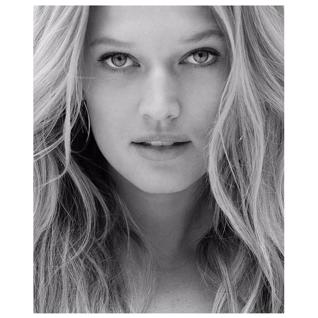 NINA PARKさんのインスタグラム写真 - (NINA PARKInstagram)「Bonjour @tonigarrn 🌺  _____________________________________________ #Photographer @thesecore || #Hair @erikasvedjevikhair || #MakeUp by Me @ninaparkbeaute for @ballsaal_artist_management used @sisleyparisgermany _____________________________________________ #ToniGarrn #shooting #b&w #photographer #beauty #mua #hairstyle #celeb #models #vs #instatravel #빅토리아시크릿 #토니가른 #모델 #연예인 #메이크업 #헤어스타일 #ビクトリアシークレット #モデル #セレブ #トニ・ガーン #メイクアップ #髪型」9月21日 17時27分 - ninaparkbeaute