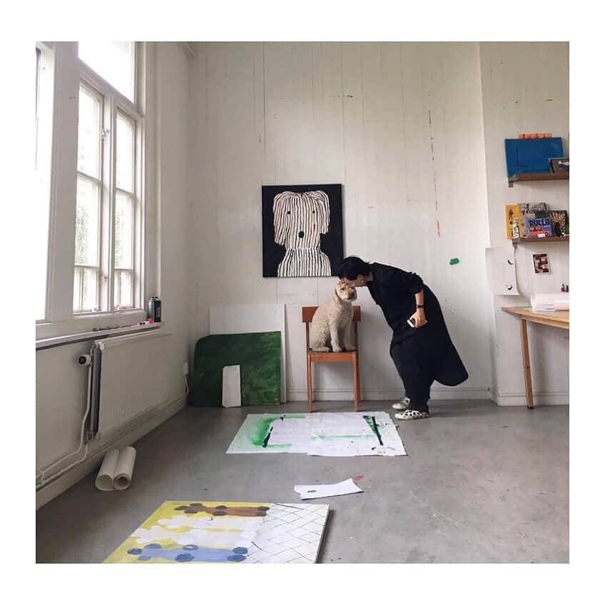 Mogu Takahashiさんのインスタグラム写真 - (Mogu TakahashiInstagram)「Jaxx, a water dog is here.  800x780mm Gouache on canvas/ 2019 Painted for my friend who is going to #fuckcancer 🔨 The model is her dog Jaxx Karlsson 🍿🍿 #mogutakahashi #jaxxbymogu」9月21日 17時33分 - mogutakahashi