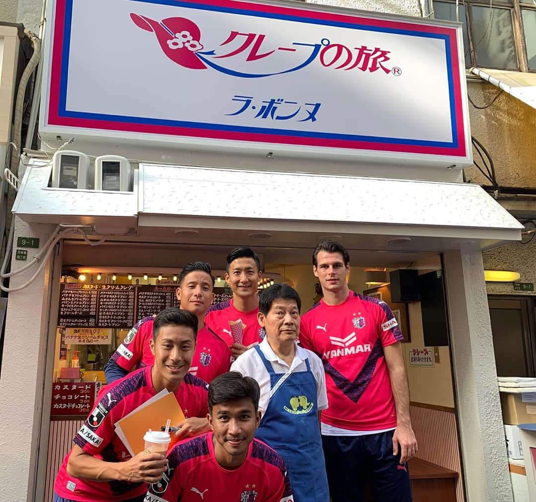 松田陸のインスタグラム：「⚽️ 今日は商店街巡回しました‼︎ 来てくれた方々はありがとうございました‼︎ 小さい頃から行ってたクレープ屋さん。 店主の方が覚えててくれました‼︎ 嬉しいね！ #天神橋筋商店街 #クレープ #ここのは別格に美味い #CEREZO」