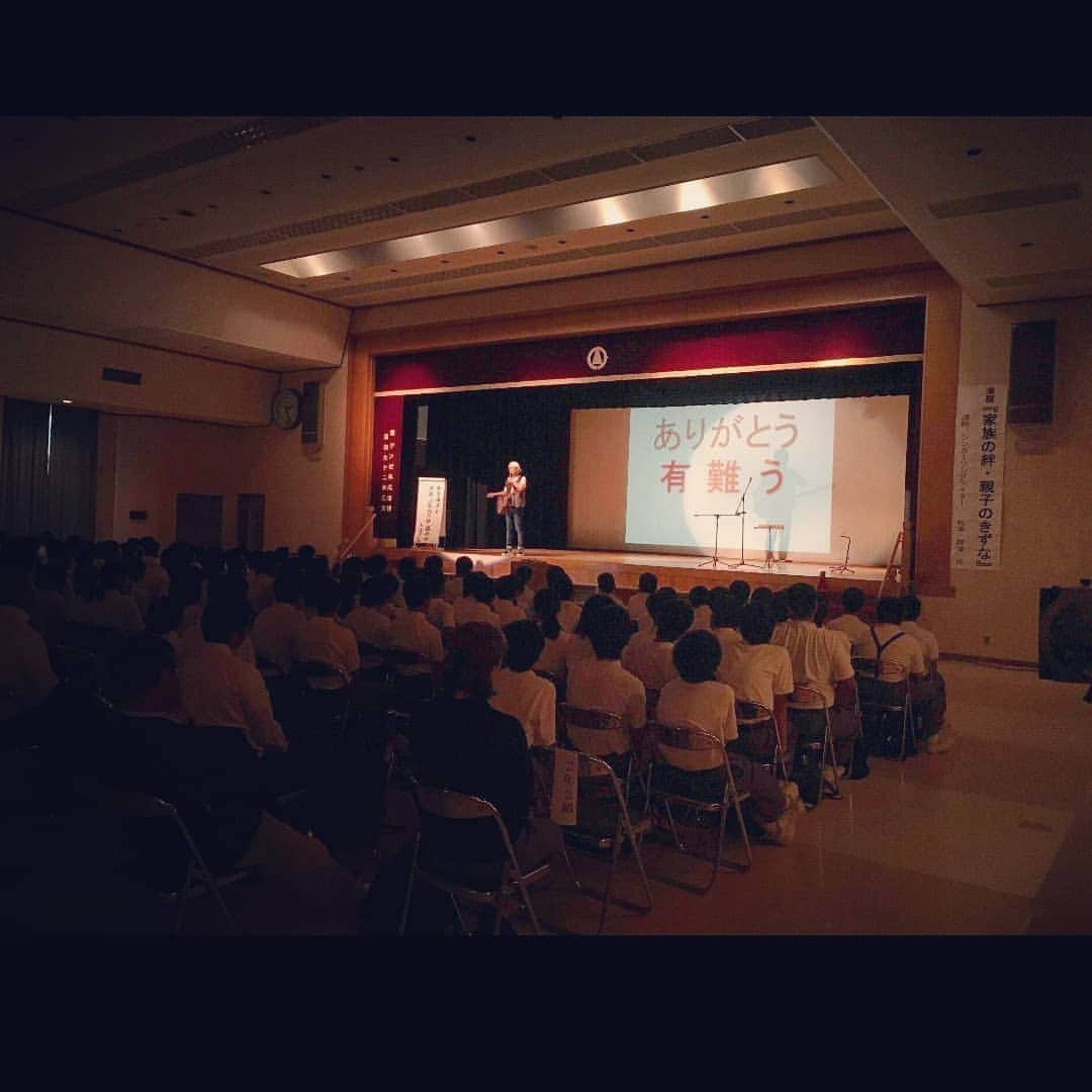 松本隆博のインスタグラム：「。 いやぁめちゃくちゃ盛り上がり！ みんの本当にええ子らやったー チュにぎりでほんとみんなステキ！ ステージに上がりたい子ら沢山 (*Ü*)\(*ˊᗜˋ*)/(*Ü*)\(*ˊᗜˋ*)/ 朝来市立梁瀬中のみんな 保護者の皆様方！！ そして……ここまで準備して くださった先生方、PTA役員の 皆様！ほんとご苦労さまでした！ サイコーの文化祭でした。  9/21山東緑風ホール有難う 令和元年度緑風祭 友と共に創り出す青春diary 「家族の絆親子のきずな」 ～今の君たちに伝えたいこと～  新神戸なう。今から東京でーす！ (^o^)/」