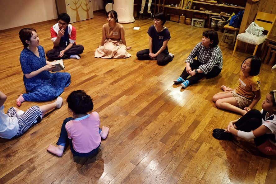 松本野々歩のインスタグラム：「ロバート・バーローのあそびの教室 第5回目が 始まっています！  自分の回を一回終えて ずっと探してた 探し物が見つかった時のような とっても晴れやかな気持ちになりました  それは今回  自分の回に向けての準備の中で 思いがけず 深めの沼にはまってしまって  みんなと何したいかなぁ〜・・から 「歌ってなんぞや？」とゆうテーマにいきついて自問自答を繰り返していました  人は何のために歌う？誰のために歌う？歌いたい？歌いたくない？ ・ ・ 「歌を歌う」っていろんな意味でハードルが高いなぁと感じていて わたし自身急に歌って って言われても固まるし 道具を使わないとゆう意味でも 裸んぼ  そんなわたしがみんなに「歌を教える」って全然しっくりこないんだ  じゃあやっぱり みんなと考えるところから始めればいい ・ 「その昔 歌はどんな風に生まれた？」とゆうお題で みんなと話し合い 大昔の人になりきって再現してみました 次回もあるので秘密だけど、ほんとに面白い説がボコボコでできた！  どの説が正解とかではもちろんないが 沼の中で 裸んぼの自分たちを目一杯味わって 楽しんだ  結果的に メロディーとゆう概念はほどんどなかったし 楽譜にも再現できないだろうなぁ 伴奏も いらないや けど あれは紛れもなく「歌」だった！  最後に いつも歌う「あそびの冒険」も伴奏なしで （今回は無しがいいとみんなが決めた） 話し合って どうやる？何しながらやる？を パートごとに話し合って好きにやる そしたら もうそれは紛れもく「合唱」だった！  そんな次の日 ふと 高校3年の時 音楽祭のテーマソングを作って うたのおねえさんに扮してみんなにそれをレクチャーする とゆう役をやったことを思い出した その時の歌詞が「とととおんきごう どどどれみふぁそー そんなのなくても歌えるよー むかーしむかしの人たちは そんなんなくても歌ってた・・・」 だった！（よく覚えてたな 続きも気になるー）  うぉぉ 一周してまった！ 笑っちゃう  #ロバート・バーローのあそびの教室 https://robartbarrow.wixsite.com/robart-barrow」