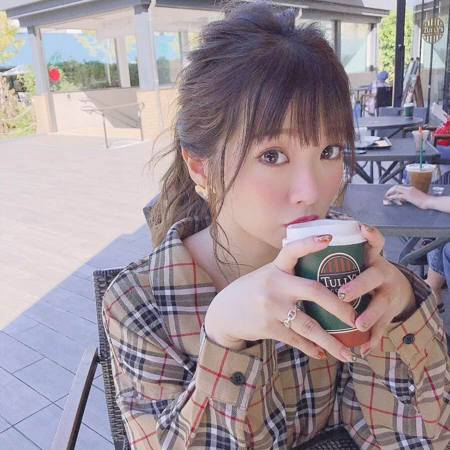 伊藤りかさんのインスタグラム写真 - (伊藤りかInstagram)「． もうホットの季節🍂 バーバリー柄のシャツにホワイトスカートを 合わせて、守りたくなる女の子を演出👼🏻💐笑 * シャツはあえてボタンを多めに外して 鎖骨をチラ見せするのが私的ポイント◌ 肩からシャツを落としたいときは 羽織りとして使う方が綺麗に着れるかな！ 細ベルトとかで締めてメリハリ出すのも◎ (この時期の服装が１番好きかも〜🧥🌿) * スカートの中には(彼にも)バレずに続けれる (デートの時にもオススメです👦🏼♡) #ギュギュギュ @gyugyugyu_lme を履いて お腹や腰回りをスッキリさせると綺麗だよ❤︎ 履き続けてると、便秘が改善されて ぽっこりお腹も気にならなくなってきたよ！ * 慣れれば脱着も簡単やし ホック式で調節できるのも嬉しい〜◌ 詳細はストーリーに載せておくね🍠🍠 (この時のメイクの詳細も載せてるよ✌︎) * #女の子 #ベージュカラー #ぱっつん前髪 #休日デート #休日の過ごし方  #可愛い #ミディアム #ミディアムヘア #ミディアムボブ #オン眉 #前髪 #前髪カット #外国人風カラー #秋コーデ #バーバリー #秋 #ベージュコーデ #アッシュベージュ #バーバリー柄 #ポニーテール #fashion #hair #make #makeup #ootd #伊藤りか #snsクリエイター」9月21日 17時42分 - rrrika.i