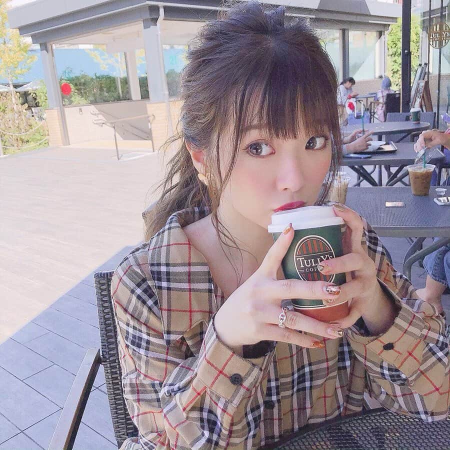 伊藤りかさんのインスタグラム写真 - (伊藤りかInstagram)「． もうホットの季節🍂 バーバリー柄のシャツにホワイトスカートを 合わせて、守りたくなる女の子を演出👼🏻💐笑 * シャツはあえてボタンを多めに外して 鎖骨をチラ見せするのが私的ポイント◌ 肩からシャツを落としたいときは 羽織りとして使う方が綺麗に着れるかな！ 細ベルトとかで締めてメリハリ出すのも◎ (この時期の服装が１番好きかも〜🧥🌿) * スカートの中には(彼にも)バレずに続けれる (デートの時にもオススメです👦🏼♡) #ギュギュギュ @gyugyugyu_lme を履いて お腹や腰回りをスッキリさせると綺麗だよ❤︎ 履き続けてると、便秘が改善されて ぽっこりお腹も気にならなくなってきたよ！ * 慣れれば脱着も簡単やし ホック式で調節できるのも嬉しい〜◌ 詳細はストーリーに載せておくね🍠🍠 (この時のメイクの詳細も載せてるよ✌︎) * #女の子 #ベージュカラー #ぱっつん前髪 #休日デート #休日の過ごし方  #可愛い #ミディアム #ミディアムヘア #ミディアムボブ #オン眉 #前髪 #前髪カット #外国人風カラー #秋コーデ #バーバリー #秋 #ベージュコーデ #アッシュベージュ #バーバリー柄 #ポニーテール #fashion #hair #make #makeup #ootd #伊藤りか #snsクリエイター」9月21日 17時42分 - rrrika.i