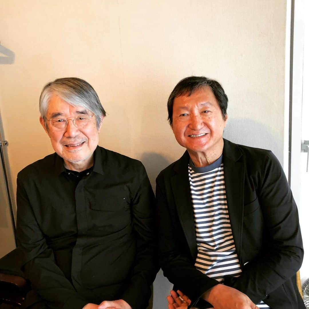 松本隆さんのインスタグラム写真 - (松本隆Instagram)「simple song  波は白い手袋 ざわめいて招く  南佳孝に作詞をする時は、男で同い年ということで、作り事がない自分が投影されることが多い。その中でもアルバムの片隅に置き忘れられたような、この小品の傑作が人気が高く、他では封印され、九月にこのsonoriumだけで演奏せれると聞いた。で、はるばるこのsimple songを聴きに神戸からやってきた。他に昼下がりのテーブルとピースを歌ってくれ、ぼくに静かな涙を浮かばせた。このあたりは起きたことをそのまま紙に書き記した詞が多く、歌い手との共有する時代の重さもあり、とにかく濃いのだ。歌詞に歌われる人生は、当時30代かな？まだ想像で書いてるが、二人とも今では七十年の人生を目の前に俯瞰する年齢になったわけでとてつもなく感慨深い。今日は佳孝の歌が聴けて、ほんとうに幸福だ。」9月21日 17時42分 - takashi_matsumoto_official