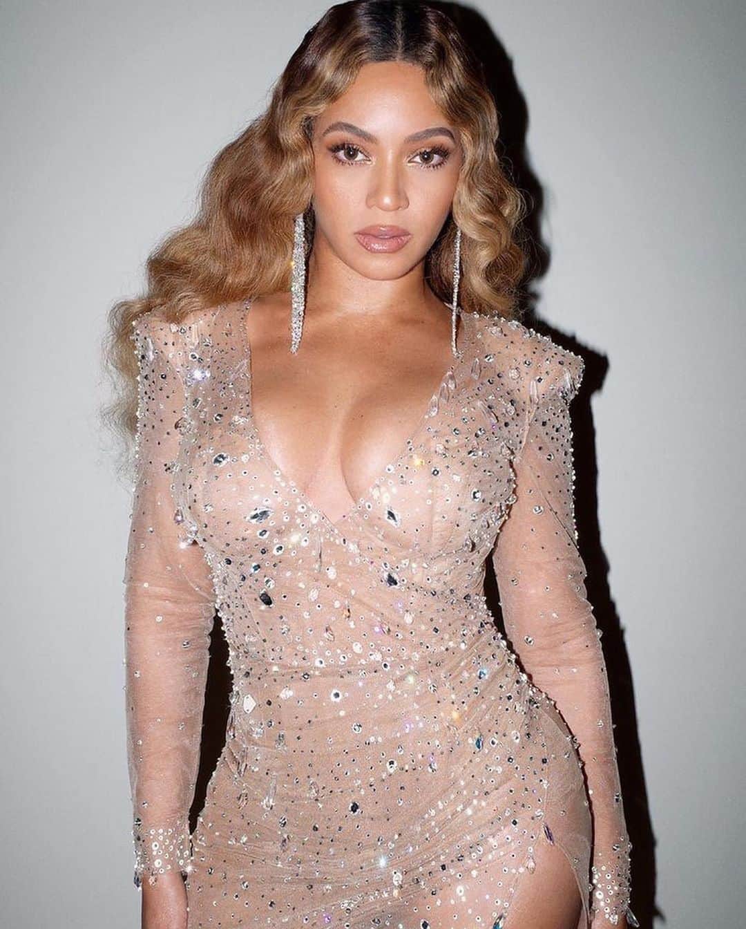 Galia Lahavさんのインスタグラム写真 - (Galia LahavInstagram)「QUEEN B | Our muse @beyonce wearing a custom dress that was created especially for her for the Oscars gold party #GLFashion #QueenB Styled by @zerinaakers」9月21日 17時42分 - galialahav