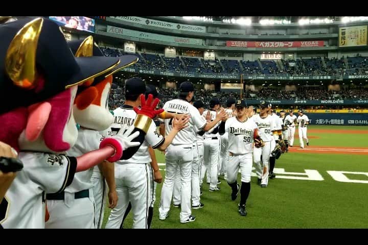 のインスタグラム：「#勝利のハイタッチ #おりほー #ナイスゲーム #連勝 #Bs2019 #buffaloes #baseball #ORIX #プロ野球」