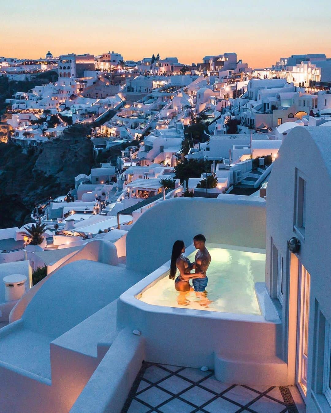 bestvacationsさんのインスタグラム写真 - (bestvacationsInstagram)「Moments like this ✨ Tag who you’d be with! Santorini by @jeremyaustiin」9月21日 17時47分 - bestvacations