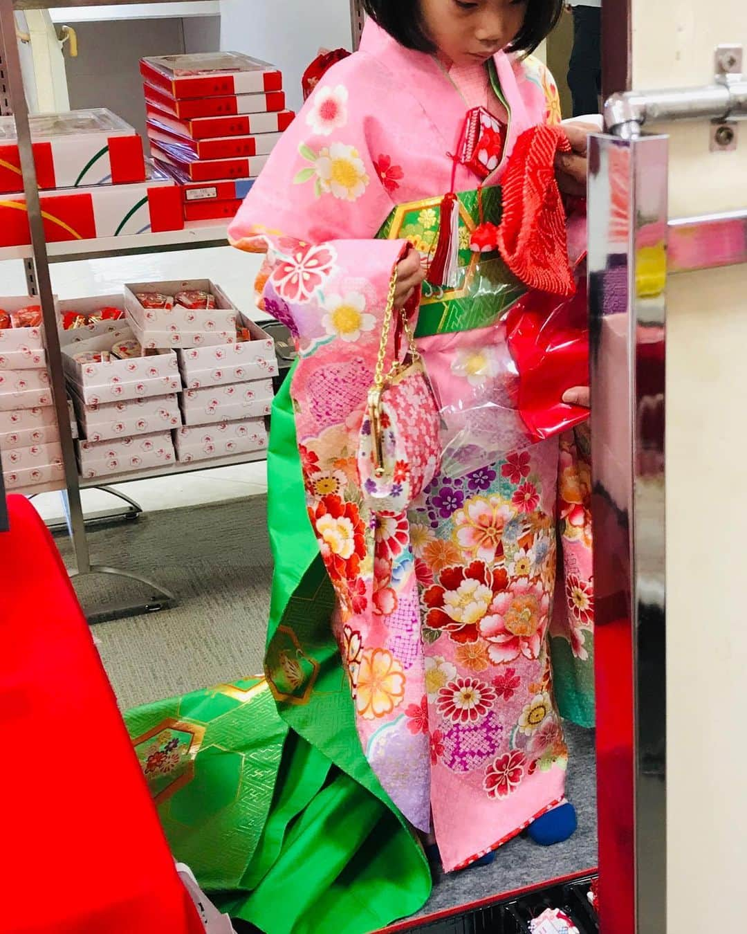 尾木直樹さんのインスタグラム写真 - (尾木直樹Instagram)「お孫ちゃんと七五三の着物選び👘👘👘 - #七五三さん#デパート 着物売り場#お孫ちゃん と#楽しい#着物 選び#尾木ママ#プレゼント#大喜び のお孫ちゃん#健やかに育ってね💓」9月21日 17時48分 - oginaoki_ogimama