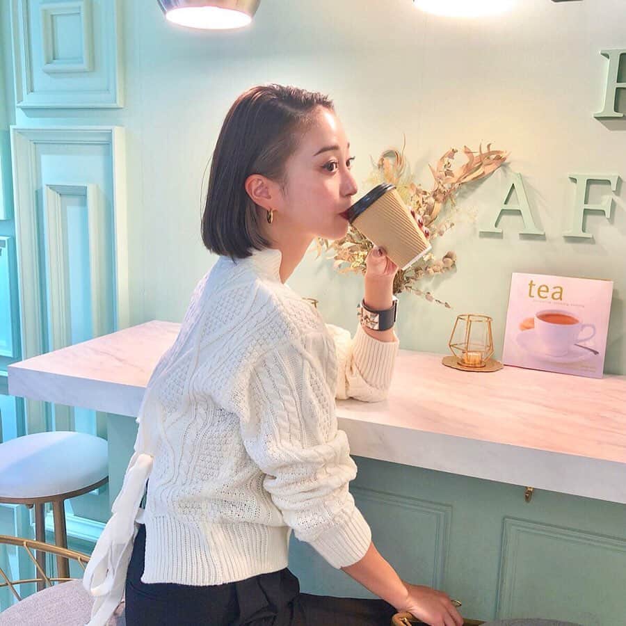 梅谷安里さんのインスタグラム写真 - (梅谷安里Instagram)「きのうは 可愛いカフェでお茶したよん❤︎ ここのワッフルクレープみたいなのも好き❤️ ・ ・ このニットは @fifth_store  40%オフになってたよ〜！！！ #ootd#outfit #カフェ#fifth #fifthtl#fashion #フィフス #コーディネート #バックシャンケーブルVネックニット」9月21日 17時49分 - anriworld