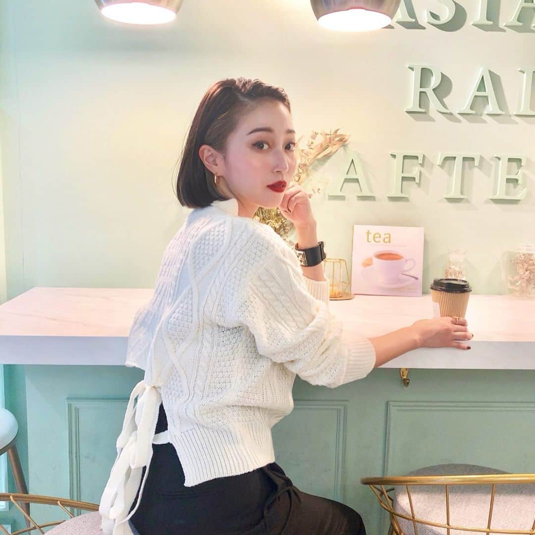 梅谷安里さんのインスタグラム写真 - (梅谷安里Instagram)「きのうは 可愛いカフェでお茶したよん❤︎ ここのワッフルクレープみたいなのも好き❤️ ・ ・ このニットは @fifth_store  40%オフになってたよ〜！！！ #ootd#outfit #カフェ#fifth #fifthtl#fashion #フィフス #コーディネート #バックシャンケーブルVネックニット」9月21日 17時49分 - anriworld
