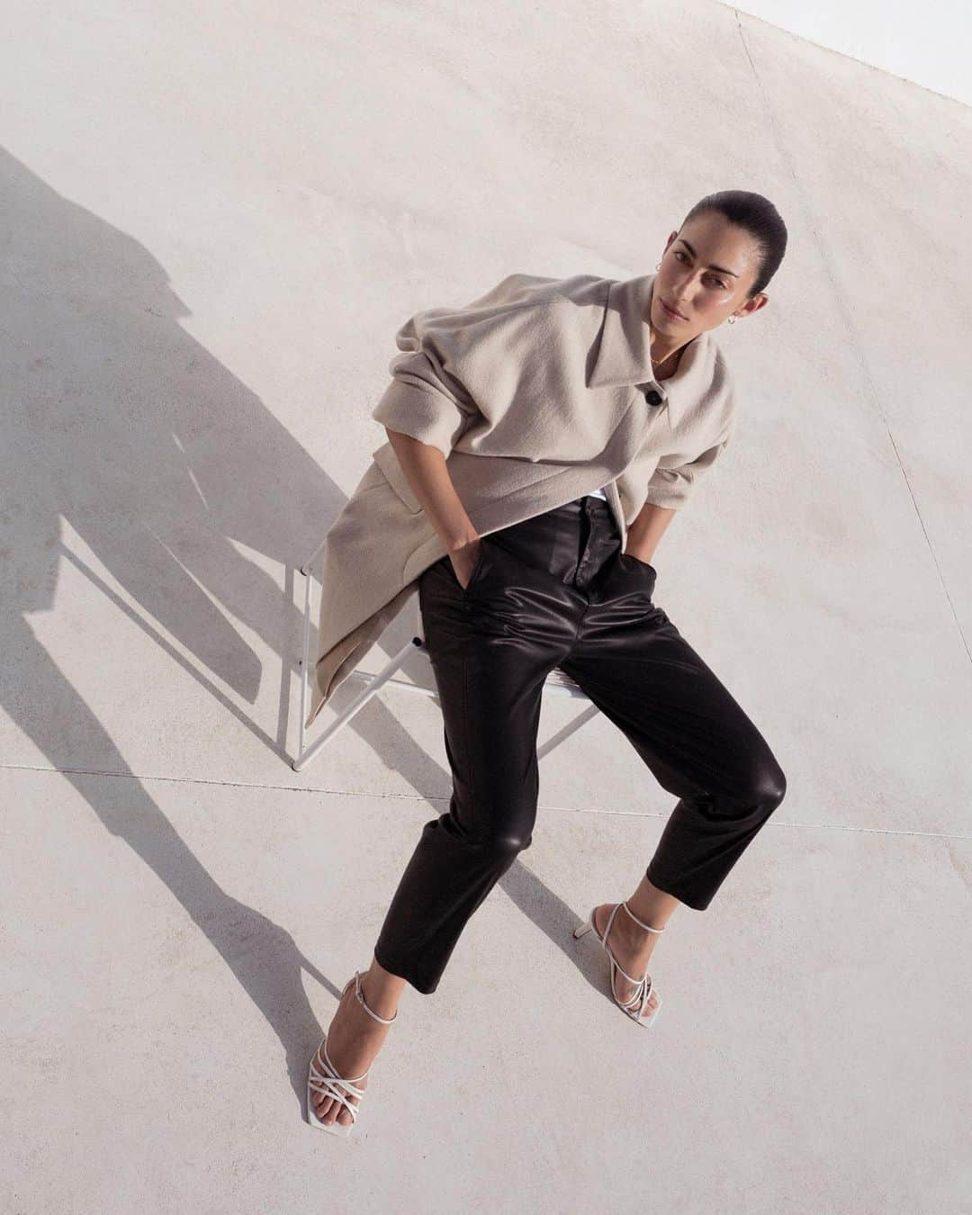 ZARAさんのインスタグラム写真 - (ZARAInstagram)「Clean lines and simple cuts are the key elements of our last editorial. #zarawoman #zara Thank you @conievallese」9月21日 17時49分 - zara