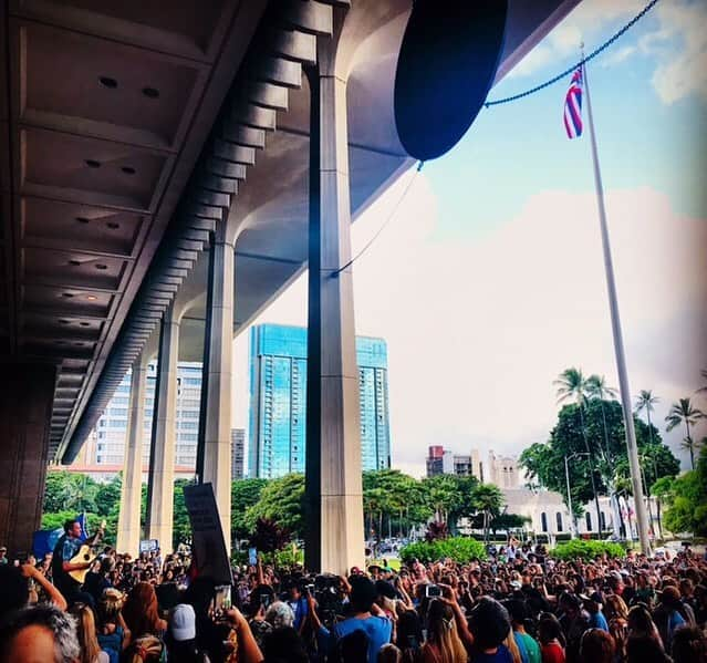 ジャック・ジョンソンさんのインスタグラム写真 - (ジャック・ジョンソンInstagram)「"I am so humbled by the youth activists around the world and was honored to join the kids in Hawaii as we marched in solidarity." Jack  Jack joined millions of young people and adults striking all across the US and worldwide to demand climate action. #ClimateStrike #Strikewithus #FridaysForFuture #ActNow #WeAreStillIn」9月21日 18時09分 - jackjohnson