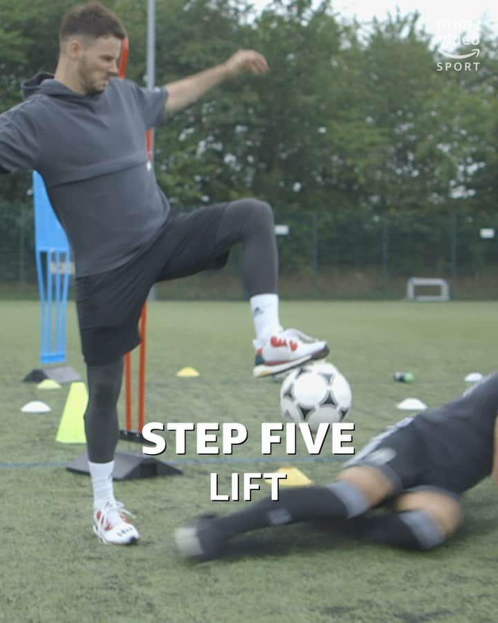 のインスタグラム：「😱🤯 Name this skill _________ 🤔 Recreating one of the hottest viral skills at the moment 🔥 @primevideosport @serginhopaulista20」
