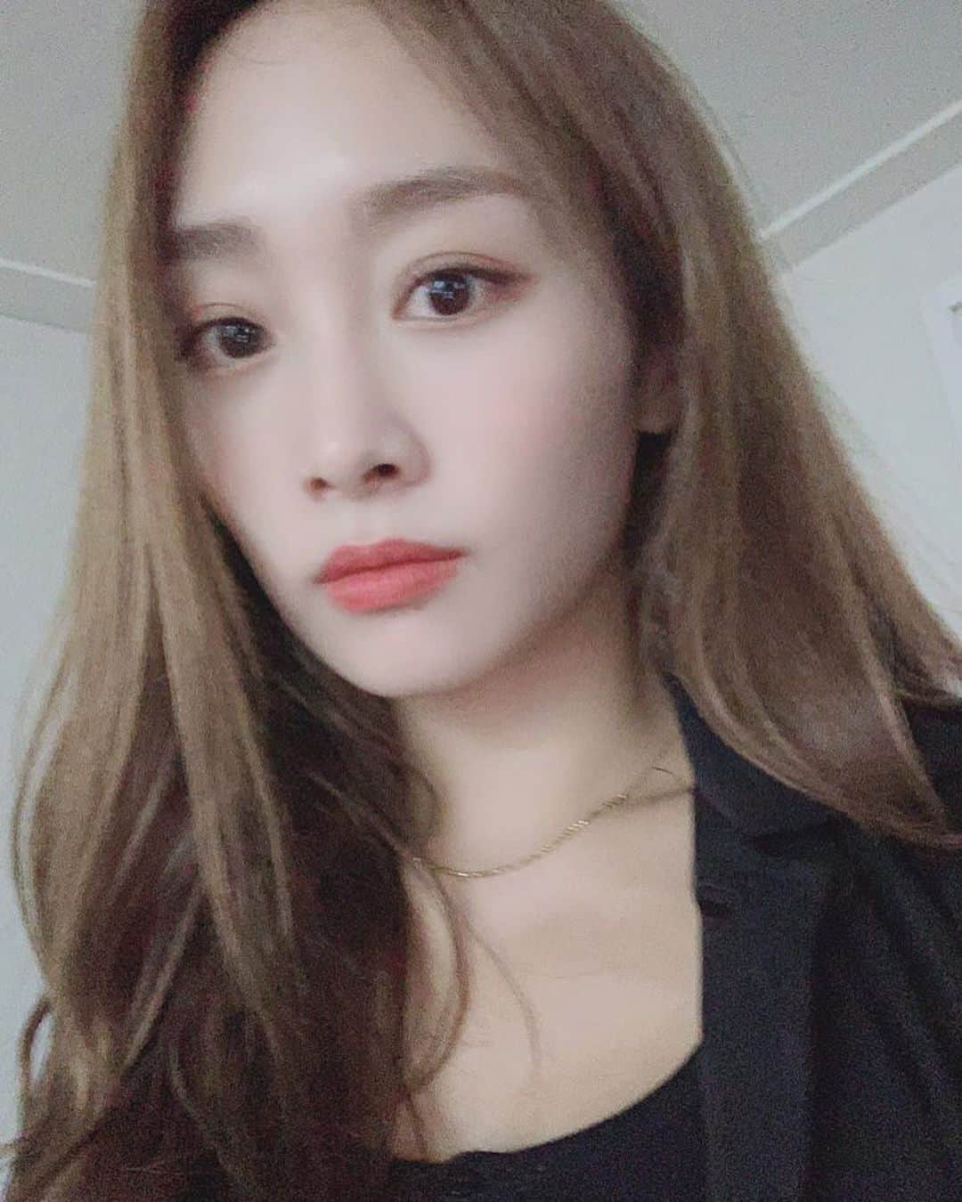 のインスタグラム：「한달만에 셀카라니 ... 가을이와서 기분이 너므너므좋다구우☺️🍂」