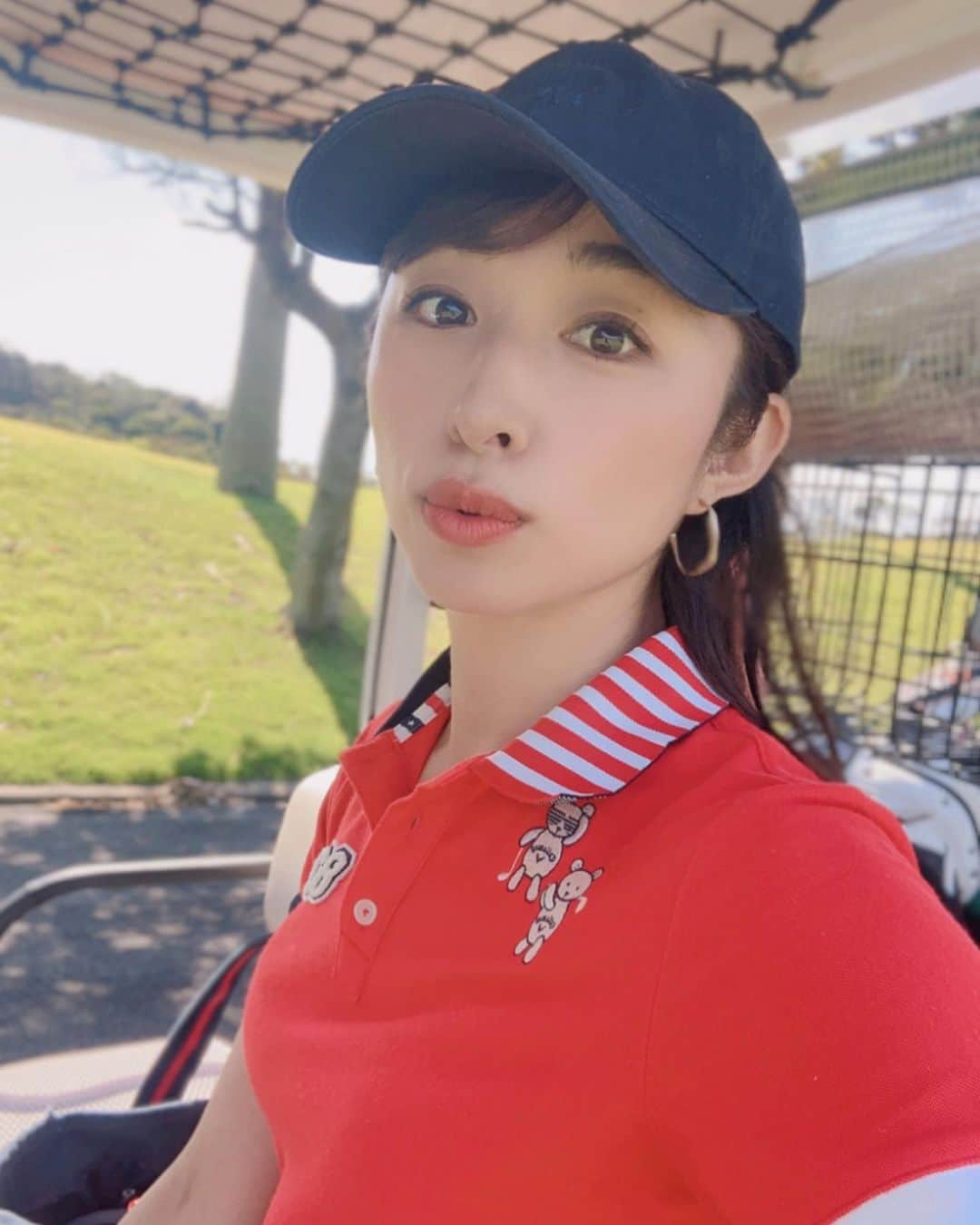 森木美和さんのインスタグラム写真 - (森木美和Instagram)「風が涼しくなってきました😌⛳️﻿ ﻿ 千葉のゴルフ場へ行ってきました⛳️﻿ ﻿ 先日の台風で大きな被害が出ていたので、、正直、こんな時にどうなのかなぁ😥とは思いましたが、﻿ 前日から営業再開‼️✨との事でしたので、行ってみる事に！😌﻿ ﻿ 断水、停電と大変な日々を過ごしたそうですが、普段通りのキレイなコースで快適なラウンドをさせて頂きました😌🙏✨﻿ ﻿ 海🏖が見えるコースはリゾート気分を味わえます🏝✨﻿ 都内からすぐなので、行き帰りも楽ちんでした♫﻿ ﻿ まだまだ台風の爪痕が残る地域も多く、大変な思いをされてる方も多いと思いますが、皆さん頑張ってます‼️✨﻿ ﻿ 今回、行って良かった❤️﻿ ﻿ #応援ラウンド #千葉ゴルフ﻿ #東京ベイサイドゴルフコース ﻿  #ゴルフ場#golf#ゴルフ#ゴルフ女子#ゴルフ男子#golfgirl#ゴルフファッション#ゴルフコーデ#callawayapparel #newbalancegolf #ゴルフ好き#enjoygolf﻿」9月21日 18時05分 - miwamoriki