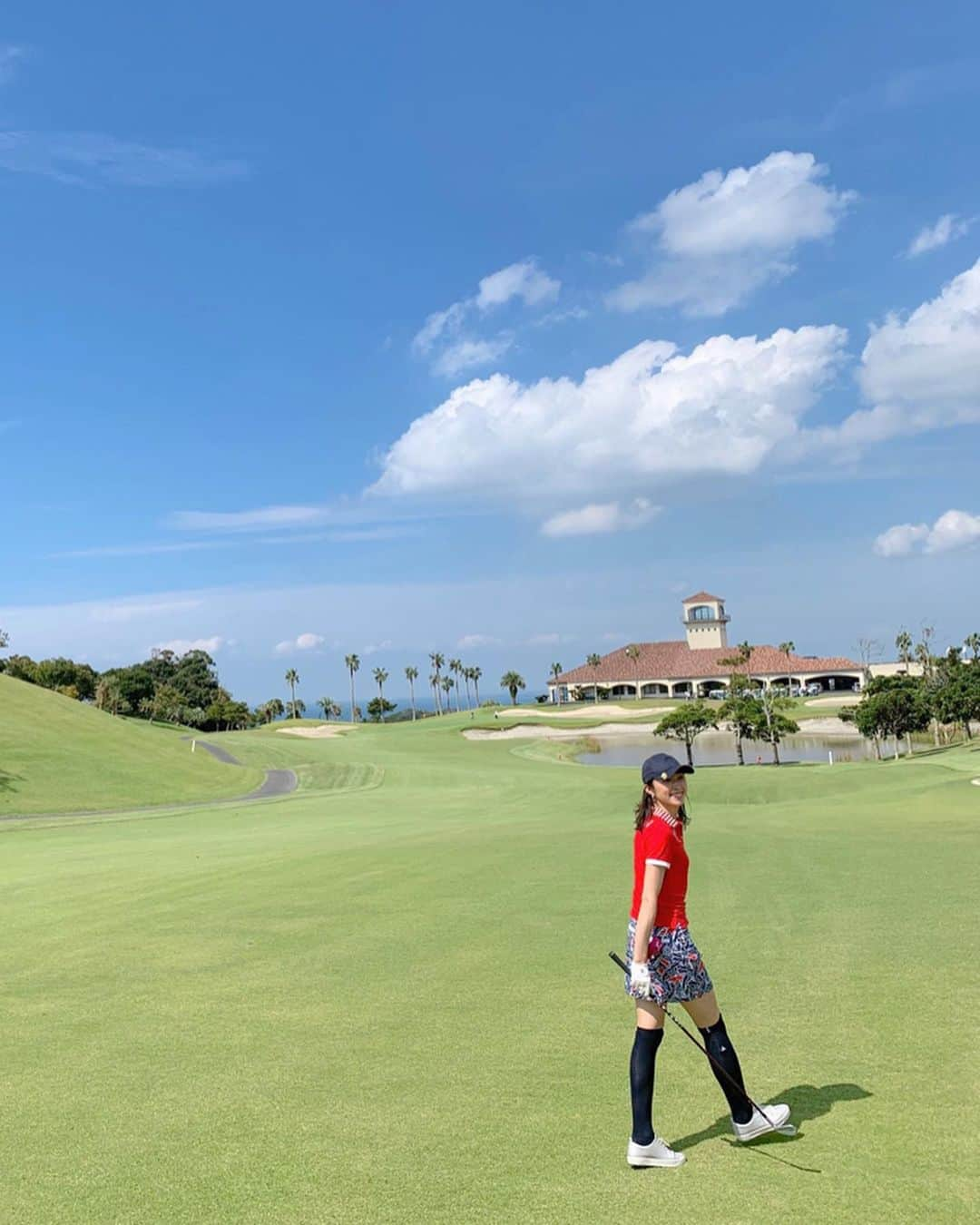 森木美和さんのインスタグラム写真 - (森木美和Instagram)「風が涼しくなってきました😌⛳️﻿ ﻿ 千葉のゴルフ場へ行ってきました⛳️﻿ ﻿ 先日の台風で大きな被害が出ていたので、、正直、こんな時にどうなのかなぁ😥とは思いましたが、﻿ 前日から営業再開‼️✨との事でしたので、行ってみる事に！😌﻿ ﻿ 断水、停電と大変な日々を過ごしたそうですが、普段通りのキレイなコースで快適なラウンドをさせて頂きました😌🙏✨﻿ ﻿ 海🏖が見えるコースはリゾート気分を味わえます🏝✨﻿ 都内からすぐなので、行き帰りも楽ちんでした♫﻿ ﻿ まだまだ台風の爪痕が残る地域も多く、大変な思いをされてる方も多いと思いますが、皆さん頑張ってます‼️✨﻿ ﻿ 今回、行って良かった❤️﻿ ﻿ #応援ラウンド #千葉ゴルフ﻿ #東京ベイサイドゴルフコース ﻿  #ゴルフ場#golf#ゴルフ#ゴルフ女子#ゴルフ男子#golfgirl#ゴルフファッション#ゴルフコーデ#callawayapparel #newbalancegolf #ゴルフ好き#enjoygolf﻿」9月21日 18時05分 - miwamoriki