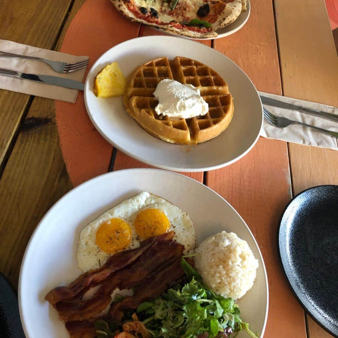 千秋さんのインスタグラム写真 - (千秋Instagram)「ハワイで食べたもの5連発②🌮🦐🍳🍙🥩 ・1人目の友達が合流した直後だから、ワイキキの海を見ながら食べようと入ったディークの上のカフェ。 ・8人と大所帯になった瞬間、アラモアナのフードランドでガーリックシュリンプ&チキン。 ・2回目のサーフジャックのbreakfast🍳 ・友達が買いに行ってくれたおいしいスパムむすび🍙朝ごはん。しそのが美味しかったから今度家で作ろうっと。 ・1回目のアロハステーキ（ということは2回目がある）  #hawaii #千秋旅日記 #記録  #ロコモコ #ガーリックシュリンプ #breakfast #スパムおにぎり #ステーキ #アロハステーキ #surfjack #千秋焼肉」9月21日 18時06分 - chiaki77777